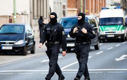 Maskierte Beamte der Bundespolizei in Essen. Foto: Marcel Kusch