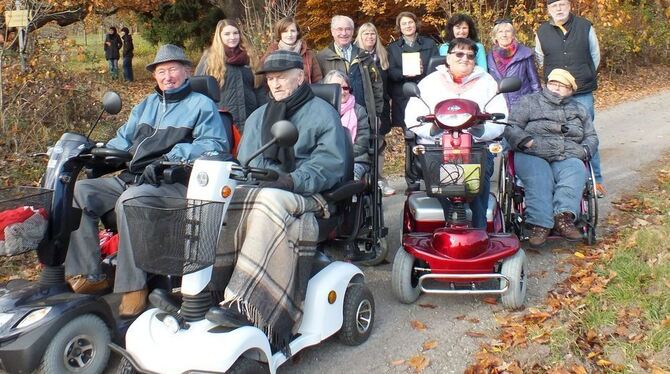 Ausflug zum Naturdenkmal Sulzeiche, das dank eines kleinen, mit feinem Schotter befestigten Parcours auch für Menschen mit Handi Ausflug zum Naturdenkmal Sulzeiche, das dank eines kleinen, mit feinem Schotter befestigten Parcours auch für Menschen mit Handi