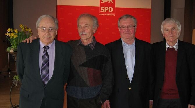 Die vier noch lebenden Gründungsmitglieder der SPD Ofterdingen (von links). Gerhard Futter, Manfred Binder, Eugen Letsch und Her