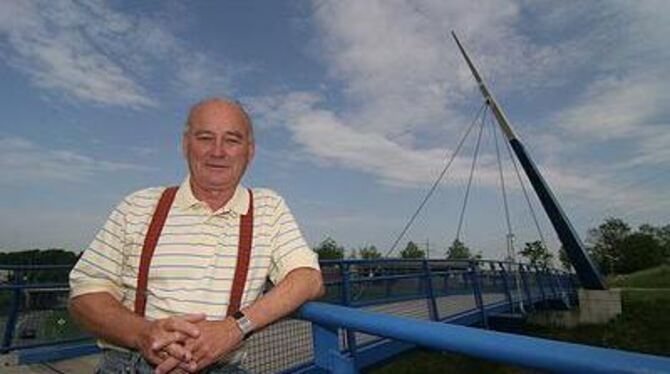 Mit Hosenträgern als Markenzeichen auf der Lieblingsbrücke: Jürgen Vollmer geht am Donnerstag in Pension. GEA-FOTO: FINK