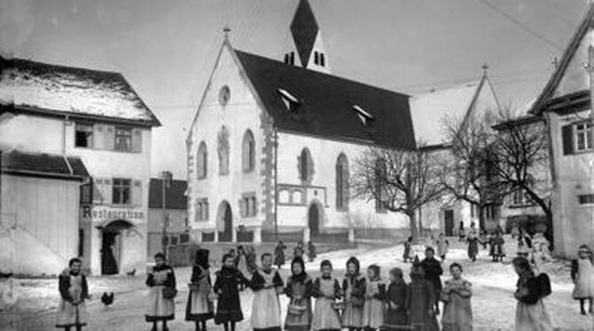 Hühner und posierende Mädchen statt der Verkehrsmassen von heutzutage: Betzingen anno 1906, als die Erweiterung und Renovierung