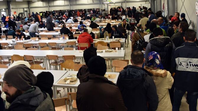 Flüchtlnge in der Landeserstaufnahmestelle Ellwangen während der Essensausgabe. Foto: Stefan Puchner/dpa