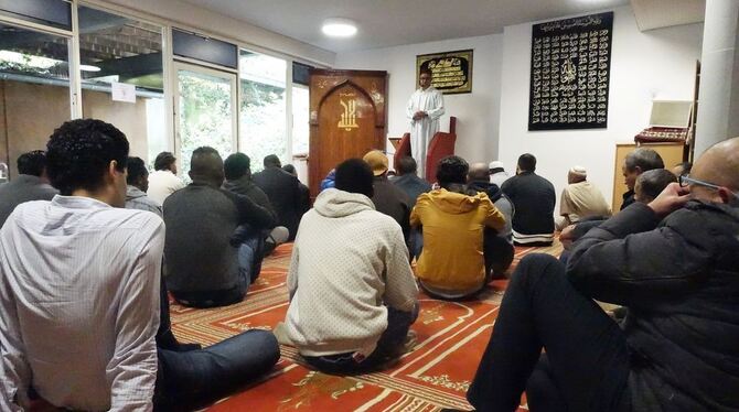 Freitagsgebet im Evangelischen Gemeindezentrum Hohbuch, wo die Islamische Gemeinschaft Obdach gefunden hat. GEA-FOTO: DÖRR
