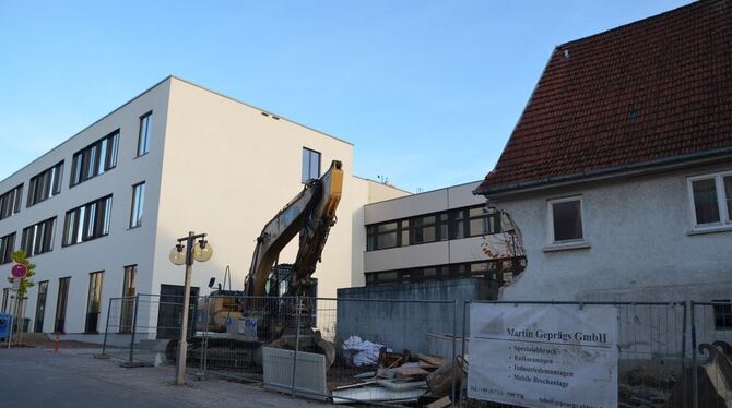 Der Abriss läuft schon. In der Schloss-Straße werden von März 2016 an neue Klassenräume für die Realschule gebaut.  GEA-FOTO: SA
