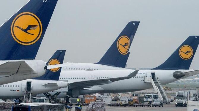 Passagiermaschinen der Lufthansa stehen auf dem Flughafen in Frankfurt am Main. Foto: Boris Roessler