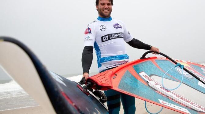 Philip Köster ist zum dritten Mal nach 2011 und 2012 Weltmeister der Wellenreiter. Foto: Christian Charisius