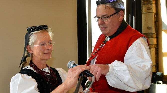 Traditionell und facettenreich: Die Betzinger Tracht gibt es in vielen Variationen.  GEA-FOTO: NIETHAMMER