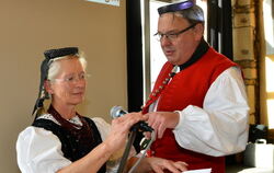 Traditionell und facettenreich: Die Betzinger Tracht gibt es in vielen Variationen.  GEA-FOTO: NIETHAMMER