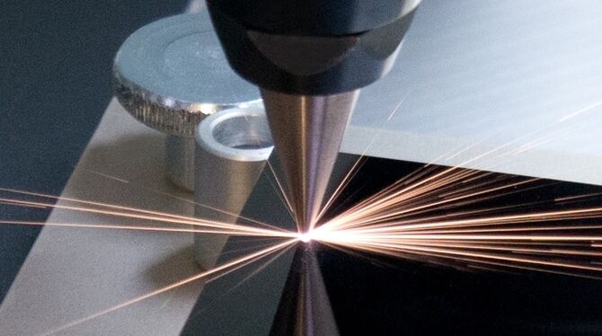 Manz-Technologie: Laserschneiden von Keramik in der Fertigung von Smartphones bei Manz-Kunden. FOTO: AG
