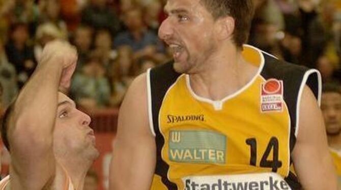 Auch in Ulm die Macht unter dem Korb: Tübingens Center Rasko Katic. FOTO: NIETHAMMER