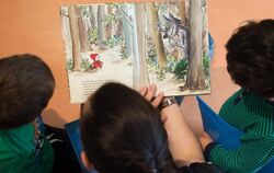 Kinder, denen regelmäßig vorgelesen wird, sind in der Schule erfolgreicher. Foto: Arno Burgi/Illustration