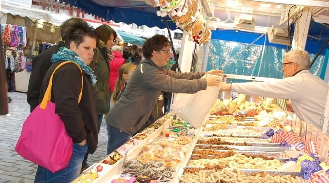 Schick oder bloß warm? Ob Mützen mit Ohrenklappen, Steppjacken, Pullover oder Hosen: Beim Martinimarkt war wieder alles zu haben. Natürlich auch Schleckzeug zuhauf. FOTOS: HÄS