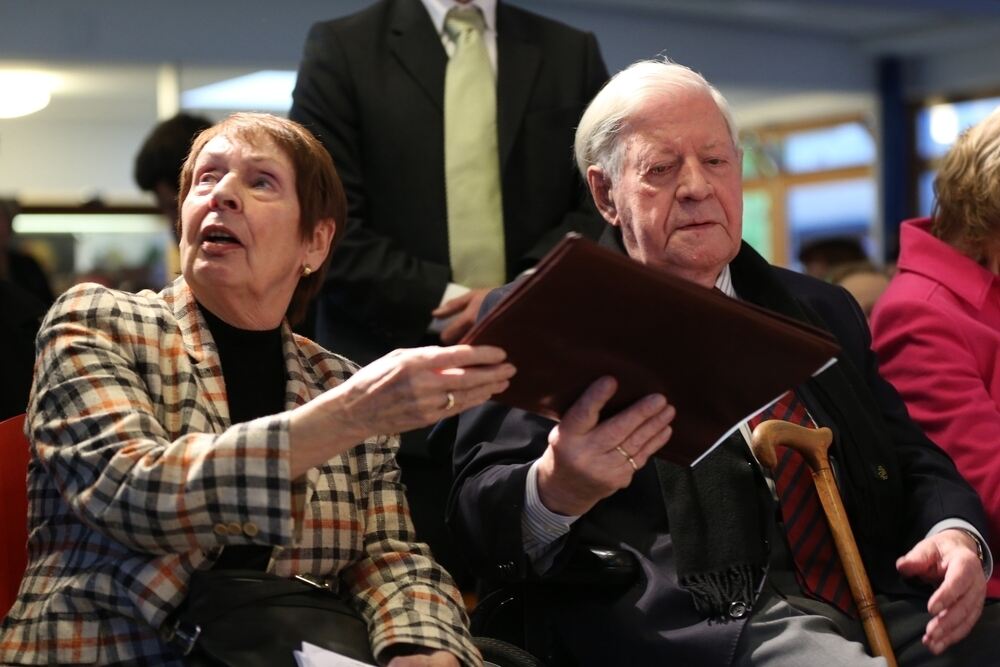 Altbundeskanzler Helmut Schmidt (SPD) und seine Lebensgefährtin Ruth Loah im Jahr 2012.