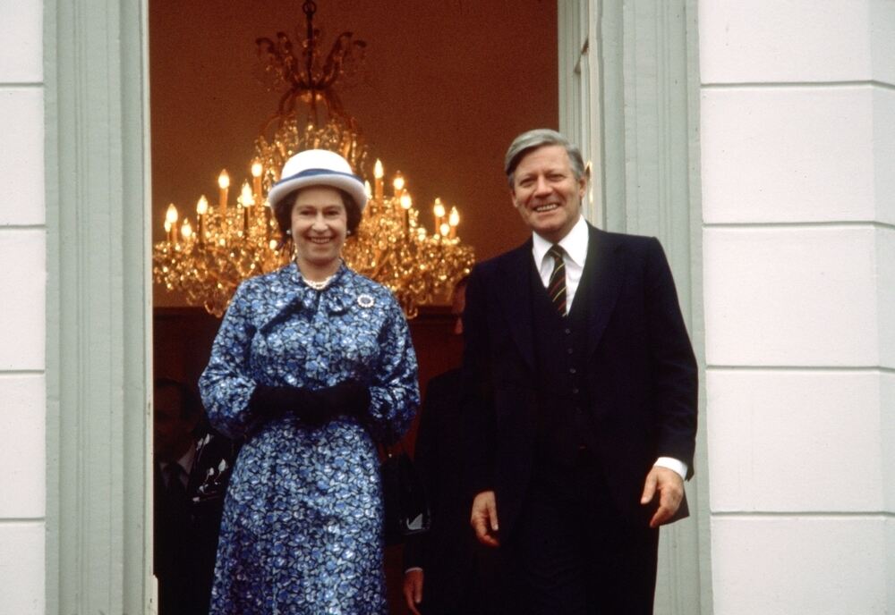 Königin Elizabeth II. von Großbritannien und der damalige Bundeskanzler Helmut Schmidt 1978 auf der Terrasse von Palais Schaumbu Königin Elizabeth II. von Großbritannien und der damalige Bundeskanzler Helmut Schmidt 1978 auf der Terrasse von Palais Schaumbu