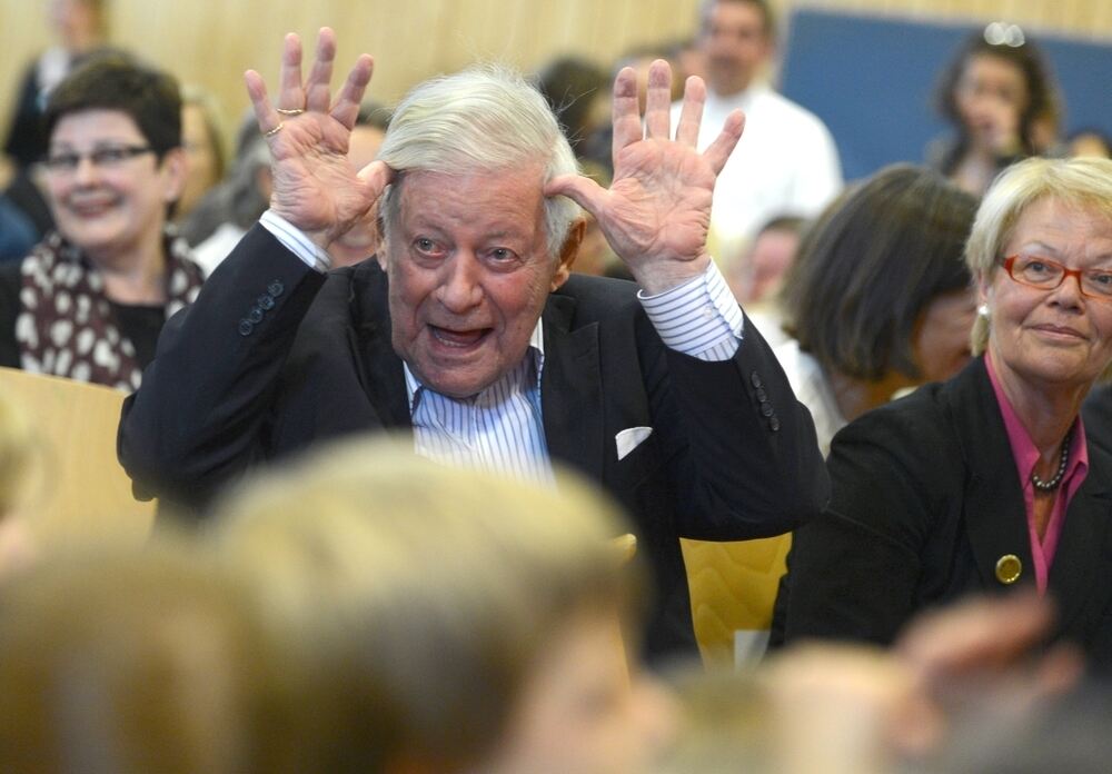 Altbundeskanzler Helmut Schmidt (SPD) scherzt 2012 mit den Kindern in der Turnhalle der Loki-Schmidt-Schule in Hamburg. Altbundeskanzler Helmut Schmidt (SPD) scherzt 2012 mit den Kindern in der Turnhalle der Loki-Schmidt-Schule in Hamburg.