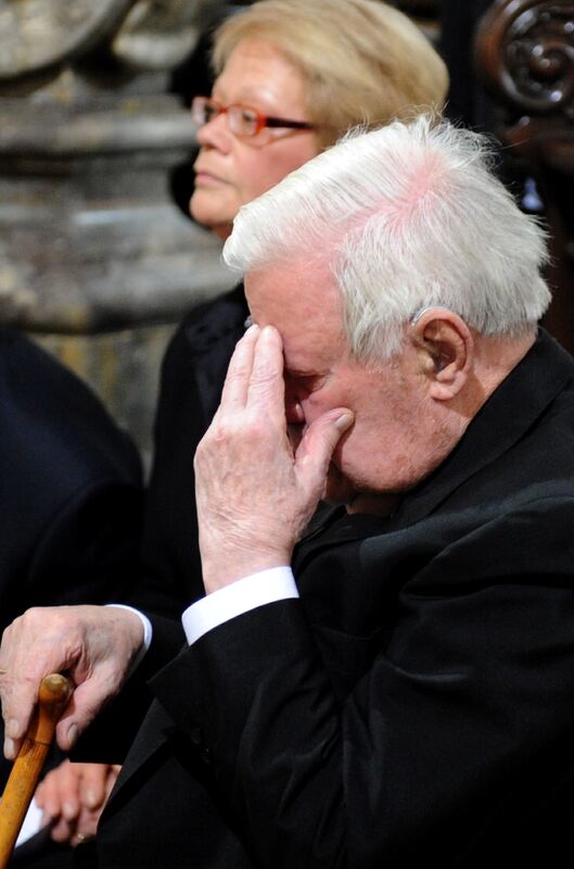 Alt-Bundeskanzler Helmut Schmidt und seine Tochter Susanne Schmidt gedenken 2012 während einer Trauerfeier in der Hauptkirche Sa