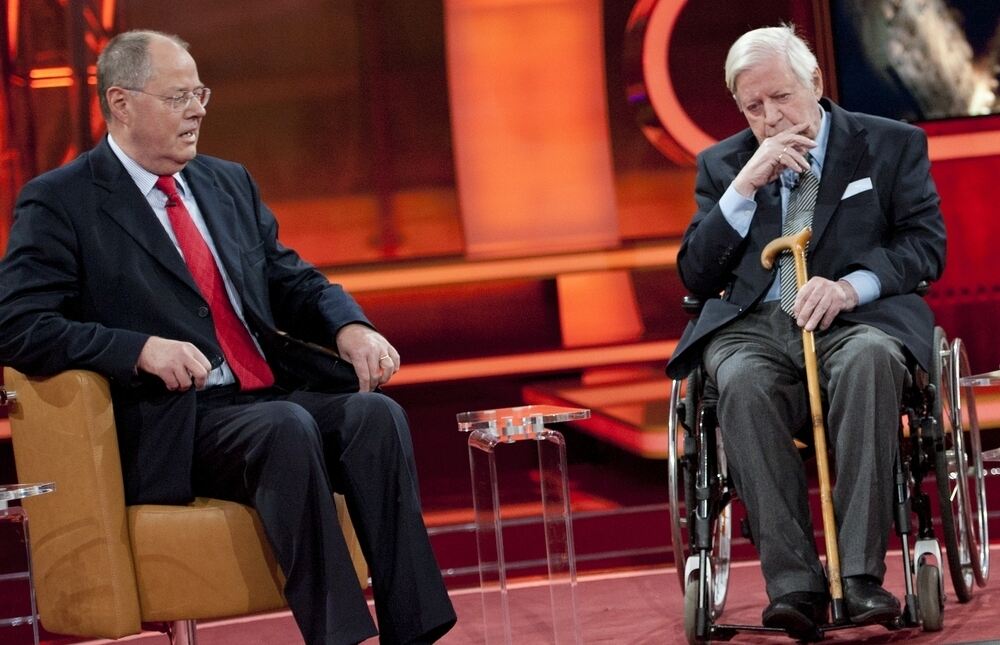 Alt-Bundeskanzler Helmut Schmidt und der ehemalige Bundesfinanzminister Peer Steinbrueck sitzen 2011 in Berlin im Gasometer bei