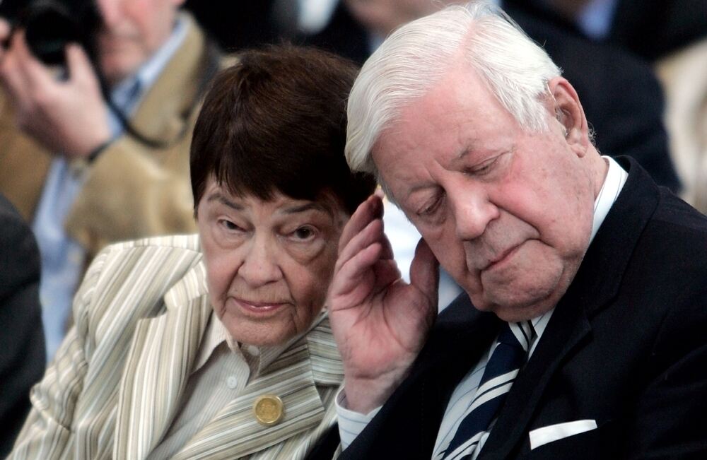 Altkanzler Helmut Schmidt und seine Ehefrau Loki lauschen 2005 in Hamburg bei der Eroeffnung der Ausstellung "Helmut Schmidt - E