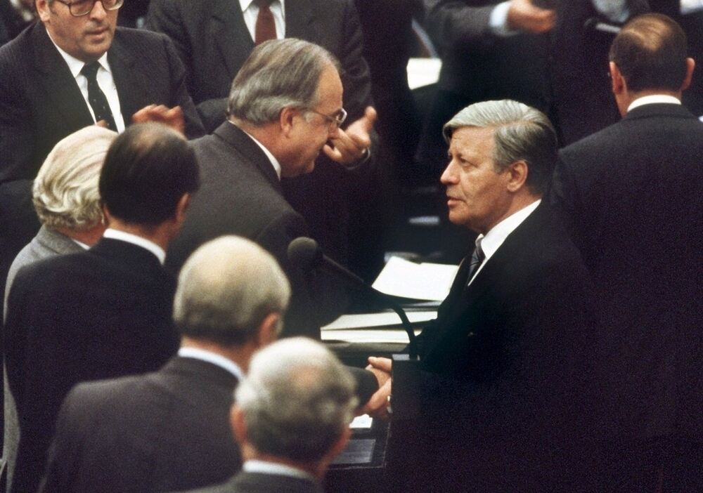 Der gestürzte Bundeskanzler Helmut Schmidt (SPD) beglückwünscht am 1.10.1982 seinen Nachfolger Helmut Kohl (CDU) zu dessen Wahl