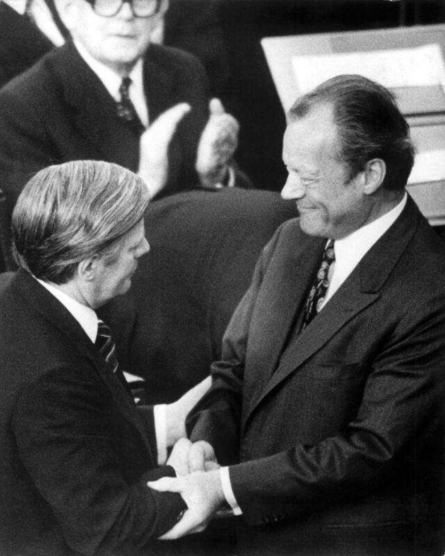 Willy Brandt gratuliert 1974 seinem Nachfolger Helmut Schmidt. Willy Brandt gratuliert 1974 seinem Nachfolger Helmut Schmidt.