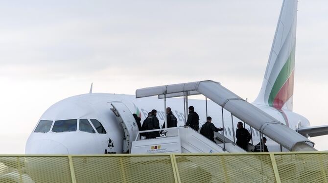 Abgelehnte Asylbewerber steigen am Baden-Airport in Rheinmünster in ein Flugzeug ein (Archivbild).