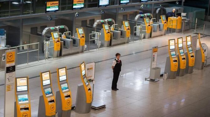Selbstbedienungs-Ticketschalter der Lufthansa im Flughafen München. Foto: Peter Kneffel