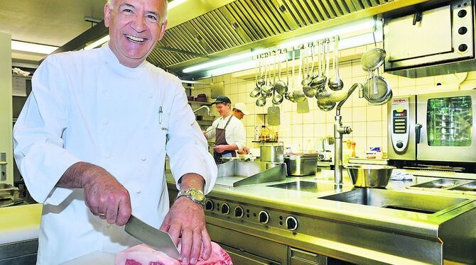 Kochen macht ganz offensichtlich froh: Gerd Windhösel am Rostbraten. Der Erpfinger Koch hat seit 24 Jahren einen Michelin-Stern