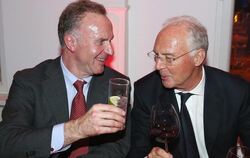 Karl-Heinz Rummenigge (l) kritisiert den DFB für den Umgang mit Franz Beckenbauer. Foto: Alexander Hassenstein/Bongarts/Getty