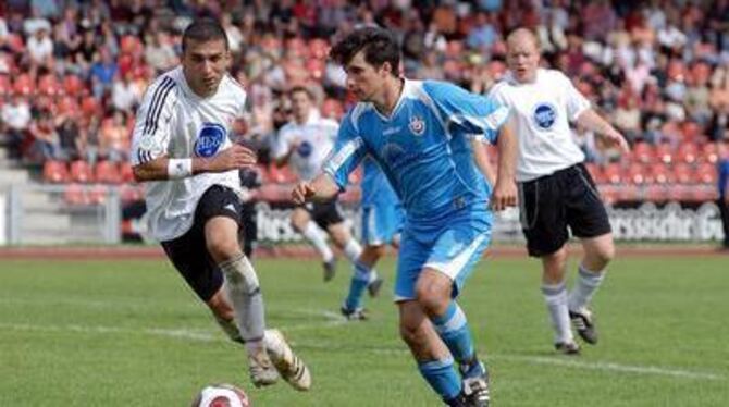 Im Duell: Kassels Abwehrchef Thorsten Schönewolf (links) und Reutlingens Mittelfeldspieler Ünal Demirkiran. FOTOS: AVANTIME