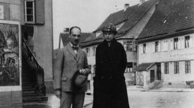 Fritz Alexander Kauffmann und seine Frau Dr. phil. Gertrud, geborene Gradmann, am Rathaus II in Pfullingen. (Aufnahme vermutlich