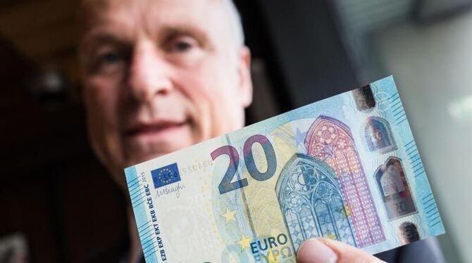 Carl-Ludwig Thiele, Vorstandsmitglied der Bundesbank, zeigt einen neuen 20-Euro-Schein. Die Banknoten kommen ab dem 25. Novem Carl-Ludwig Thiele, Vorstandsmitglied der Bundesbank, zeigt einen neuen 20-Euro-Schein. Die Banknoten kommen ab dem 25. Novem