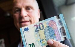Carl-Ludwig Thiele, Vorstandsmitglied der Bundesbank, zeigt einen neuen 20-Euro-Schein. Die Banknoten kommen ab dem 25. Novem
