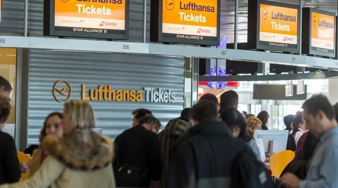 Der Streik geht weiter: Reisende warten vor einem Schalter der Lufthansa auf dem Flughafen in München. Foto: Matthias Balk
