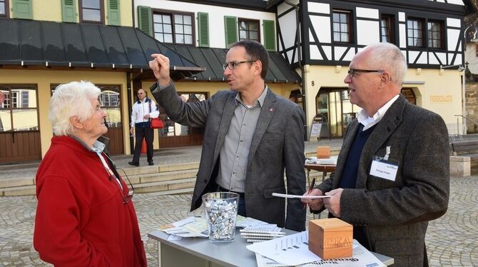 Eigentlich wollte Bürgermeister Bernd Haug (Mitte) nur kurz Hallo sagen. Aber dann hat ihn Lore Hosak sofort mit Beschlag belegt