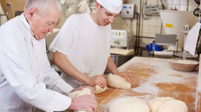Bäcker haben harte Arbeitszeiten, trotzdem verzeichnete die Nahrungsmittelbranche einen Zuwachs bei den Azubis. FOTO: FOTOLIA