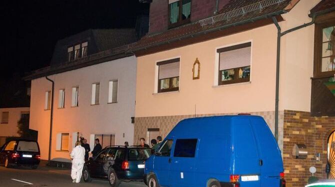 Einsatzkräfte vor dem Haus in Wallenfels. Die sterblichen Überreste der Säuglinge waren bei einem Notarzteinsatz gefunden wor
