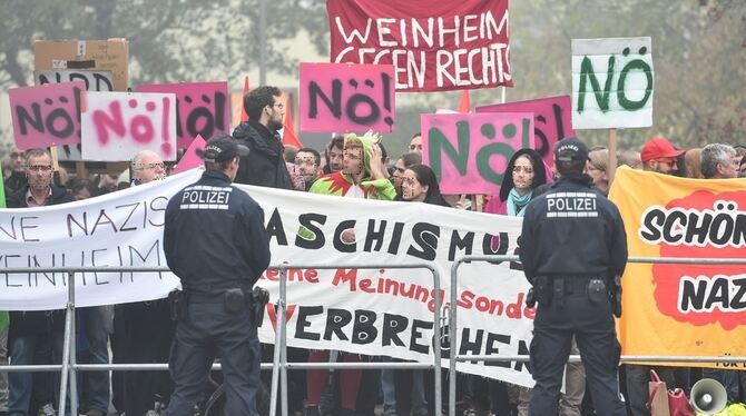 Polizisten sichern 2014 in Weinheim beim Bundesparteitag der Nationaldemokratischen Partei Deutschlands (NPD) eine Gegendemonstr