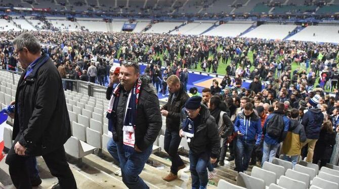 Die Zuschauer durften das Stadion nur zu einer Seite hin verlassen. Foto: Uwe Anspach