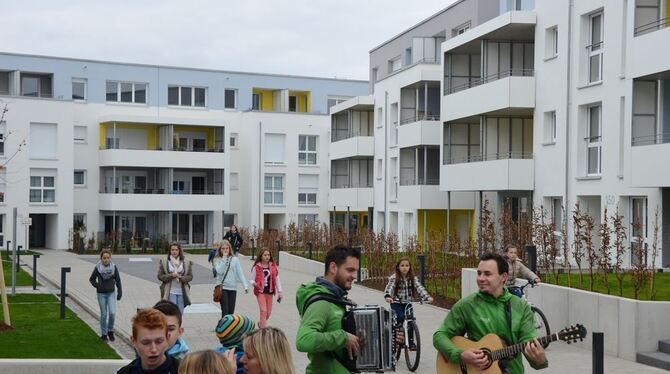 Musik in »Wohnhof III«: Die GWG feierte gestern die Einweihung von 74 neuen Sozialmietwohnungen. GEA-FOTO: CONZELMANN