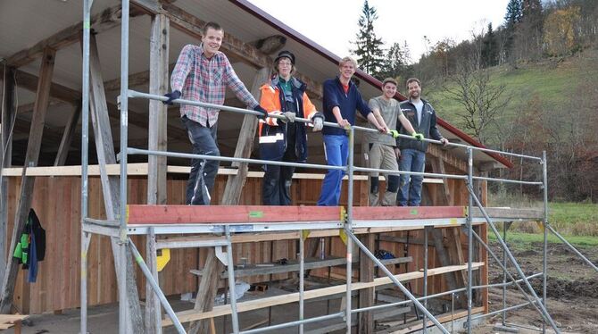 Halfen tatkräftig mit beim Projekt Eselstall in Buttenhausen (von links): Stefan Kern, Andrea Makowski, Lukas Baur, Marvin Rais