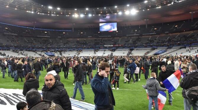 Aus Sicherheitsgründen mussten sich die Zuschauer zunächst in den Innenraum des Stadions begeben. Foto: Uwe Anspach