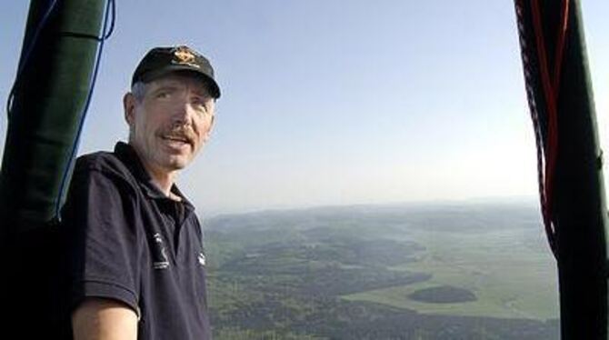 Günther Binder (oben rechts) dirigiert die Passagiere beim Aufbau des Ballons ebenso souverän wie das Gefährt über die Alblandsc