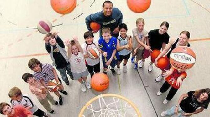 Mit Spaß bei der Sache: Basketballtrainer Jorge Moreno und die Schüler des Keplergymnasiums. FOTO: NIETHAMMER