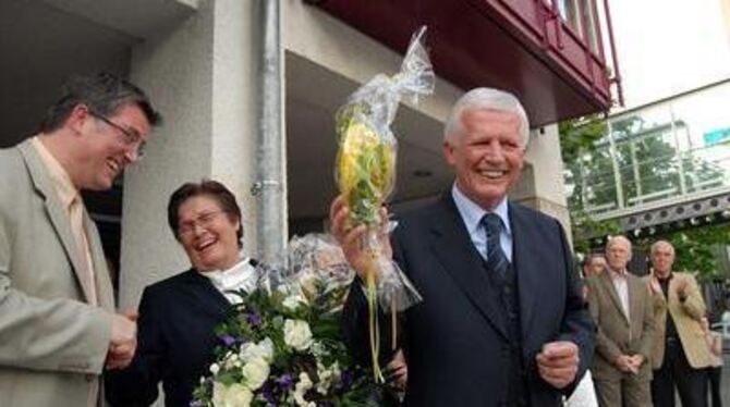 Dieter Hauswirth und Angelika Hauser-Hauswirth freuen sich über den Wellensittich (» wellen sie dich oder wellen sie dich