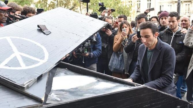 Paris am Tag danach: Ein Mann spielt vor dem Musikclub »Bataclan« auf einem mitgebrachten Klavier. In der Konzerthalle starbe