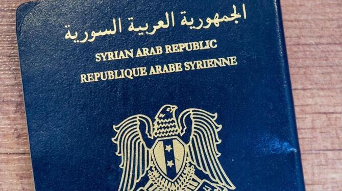 Bei einem der Attentäter von Paris ist ein syrischer Pass gefunden worden. Foto: Patrick Pleul/Archiv