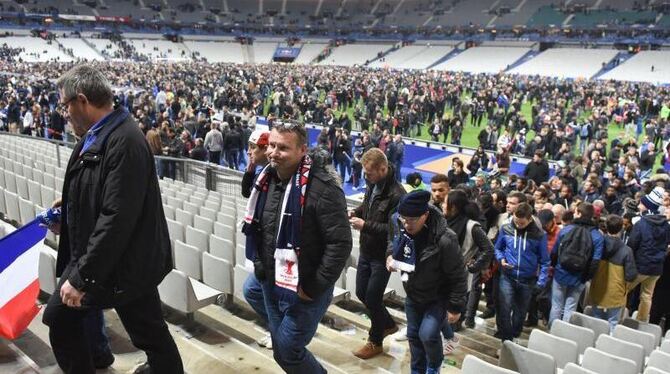 Zuschauer verlassen das Stade de France in Paris. Einer der Attentäter soll versucht haben mit einem Sprengstoffgürtel ins St