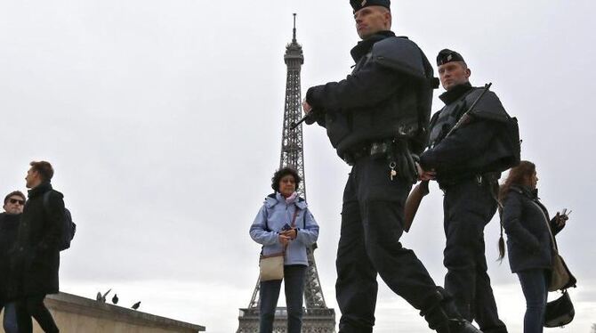 Massive Sicherheitsvorkehrungen in ganz Frankreich. Hier patrouillieren Sicherheitskräfte vor dem Eiffelturm in Paris. Foto: