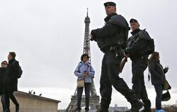 Massive Sicherheitsvorkehrungen in ganz Frankreich. Hier patrouillieren Sicherheitskräfte vor dem Eiffelturm in Paris. Foto: 
