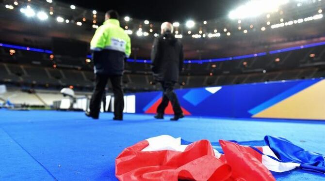 Eine französische Flagge im Stade de France: Das Stadion wurde ohne größere Zwischenfälle geräumt. Foto: Uwe Anspach